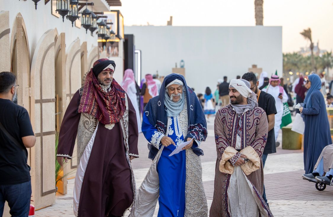 أجواء تاريخية يشهدها زوار "مهرجان الكتاب والقراء" عبر عروض الشارع